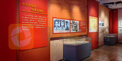 在設(shè)計紅色展廳的環(huán)境布展時，如何突出展品的歷史感和文化內(nèi)涵？